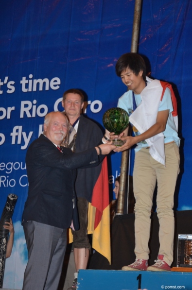 Yudai Fujita erhält den Alan Fraenkel und John Stuart-Jervis Memorial Pokal von FIA-Präsident John Grubström